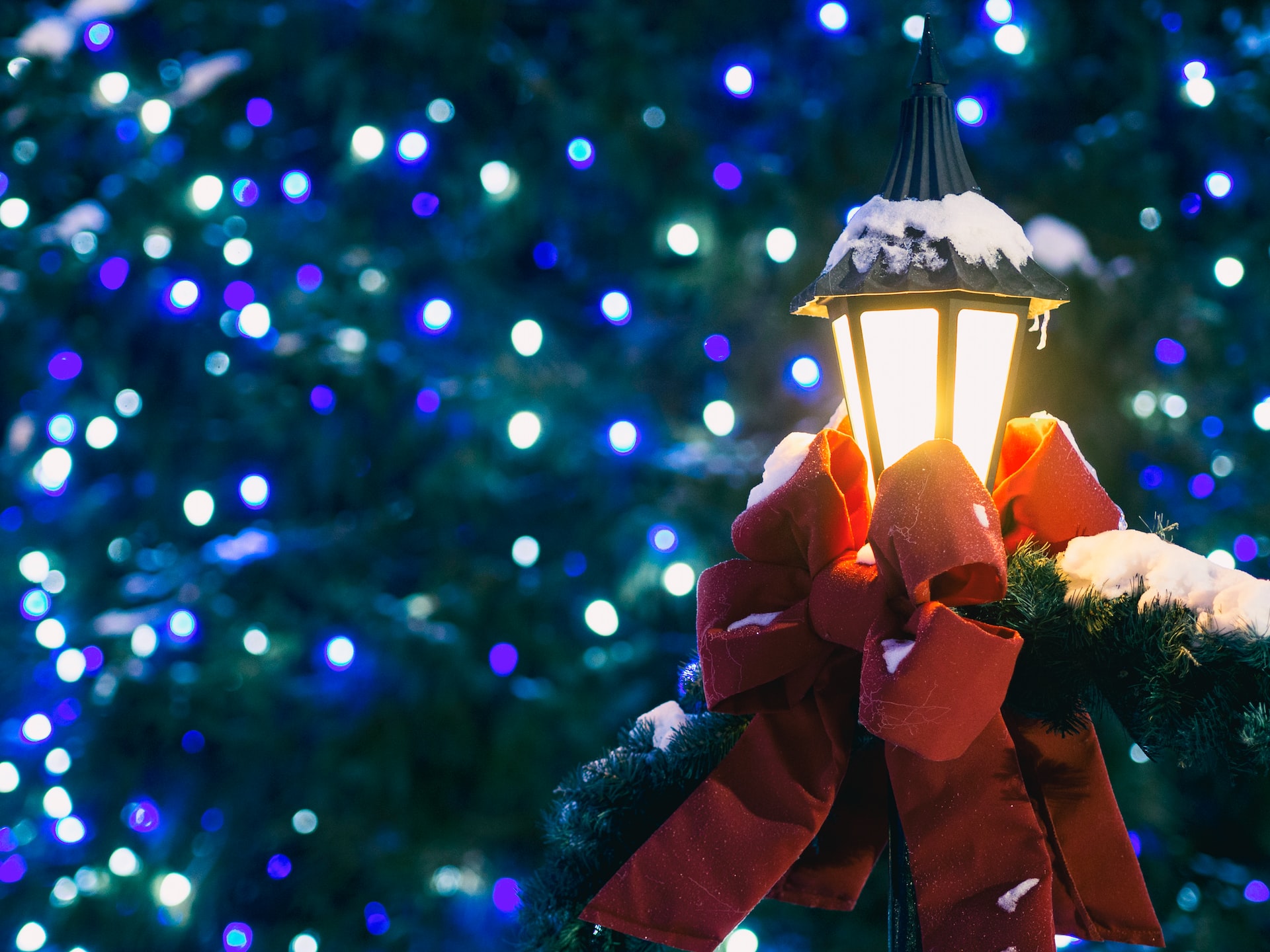 lamp post with christmas tree